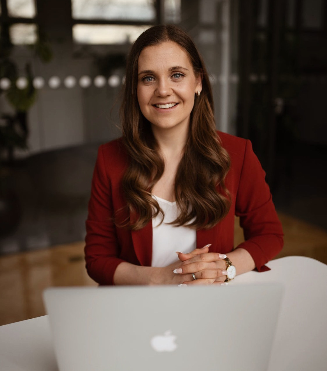 Emelie Sofia Lundh, VD och grundare av Hemtrevligt i Skaraborg AB, vid ett fönster