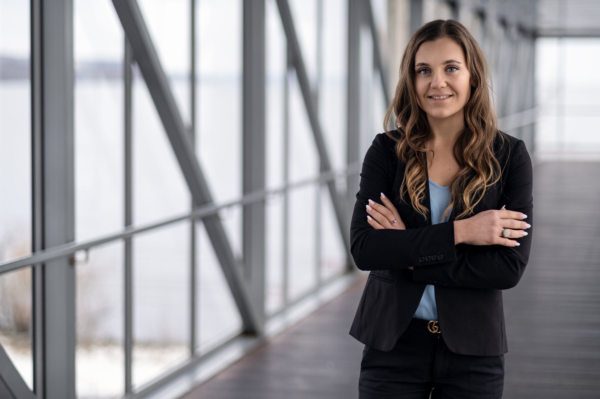 Emelie Sofia Lundh, entreprenör och föreläsare, i mörk kavaj med armarna i kors