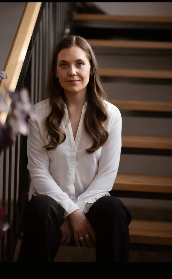 Emelie Sofia Lundh sitter i en trätrappa
